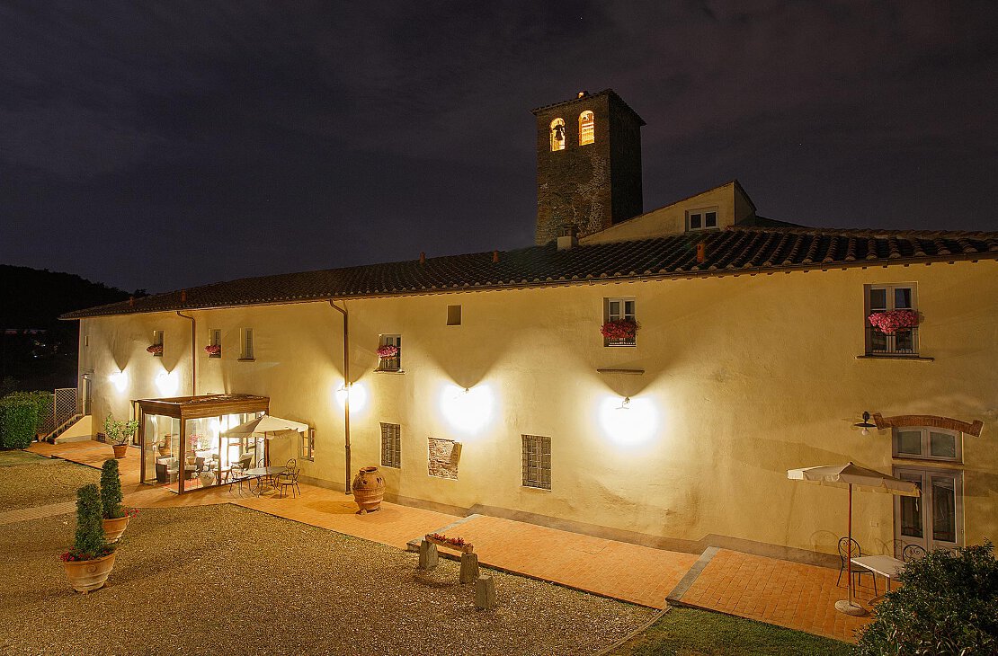 Country Hotel Borgo Sant’Ippolito courtyard at night