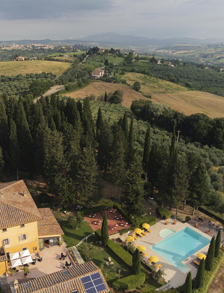 Villa La Cappella and its pool overlooking the Tuscan hills